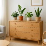 Komoda z różnorodnymi roślinami doniczkowymi w jasnym, nowoczesnym wnętrzu